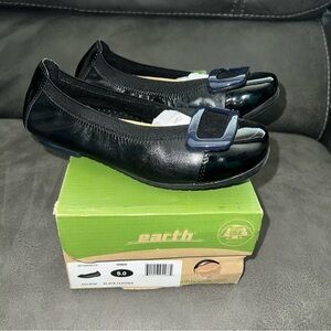 Earth Eclipse Women's 5 Black Leather Flats slip on loafers navy blue buckle
